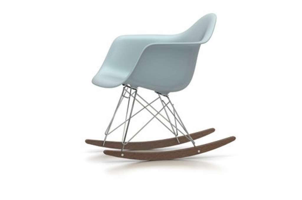 Vitra - RAR Eames Plastic Armchair  - eisgrau - Gestell verchromt - Kufen Ahorn dunkel - indoor
