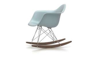 Vitra - RAR Eames Plastic Armchair  - eisgrau - Gestell verchromt - Kufen Ahorn dunkel - indoor
