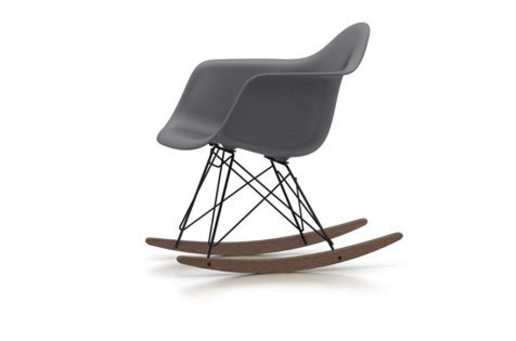 Vitra - RAR Eames Plastic Armchair  - basalt - Gestell beschichtet - Kufen Ahorn dunkel - indoor
