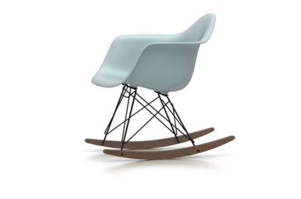 Vitra - RAR Eames Plastic Armchair  - eisgrau - Gestell beschichtet - Kufen Ahorn dunkel - indoor