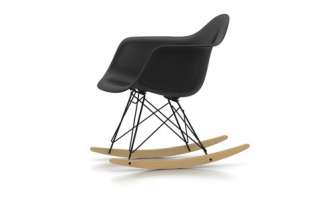 Vitra - RAR Eames Plastic Armchair  - basic dark - Gestell beschichtet - Kufen Ahorn gelblich - indoor