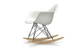 Vitra - RAR Eames Plastic Armchair  - weiß - Gestell beschichtet - Kufen Ahorn gelblich - indoor
