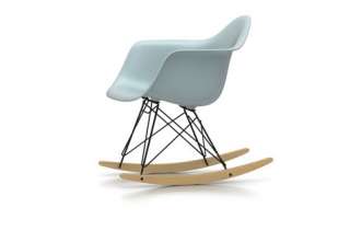 Vitra - RAR Eames Plastic Armchair  - eisgrau - Gestell beschichtet - Kufen Ahorn gelblich - indoor