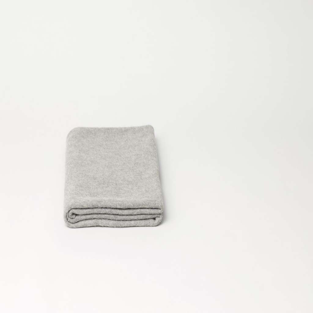 Form&Refine - Aymara Decke, einfarbig Grau, 130 x 190 cm - indoor