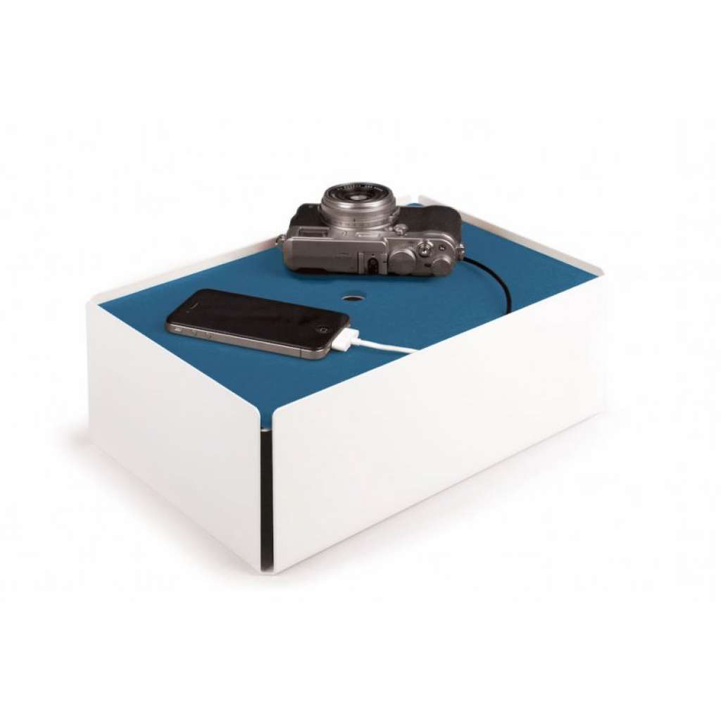 Konstantin Slawinski - Charge Box - blaues Leder - weiß - indoor