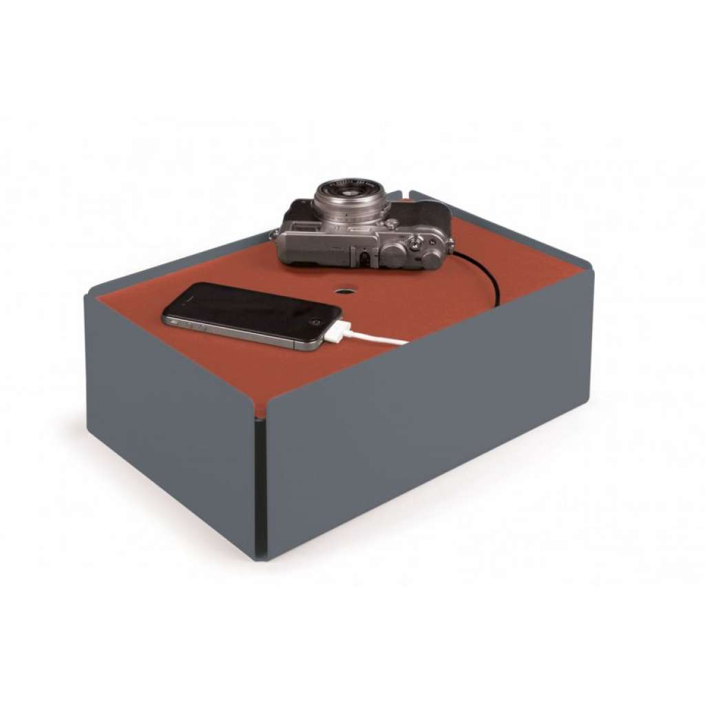 Konstantin Slawinski - Charge Box - Leder Kupfer - fehgrau - indoor