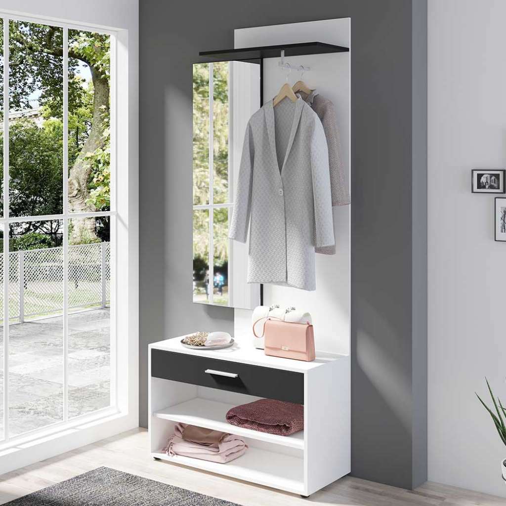 Garderobe in Weiß und Schwarz kompakt