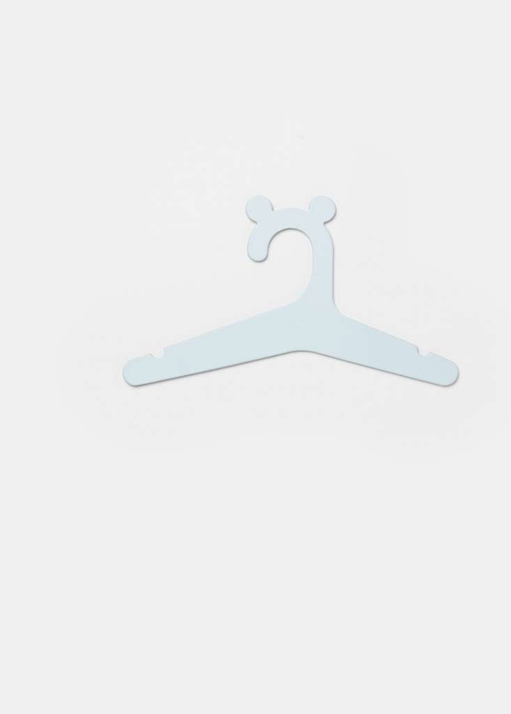 ferm LIVING - Kinder Kleiderbügel (5er-Set) - hellblau - indoor