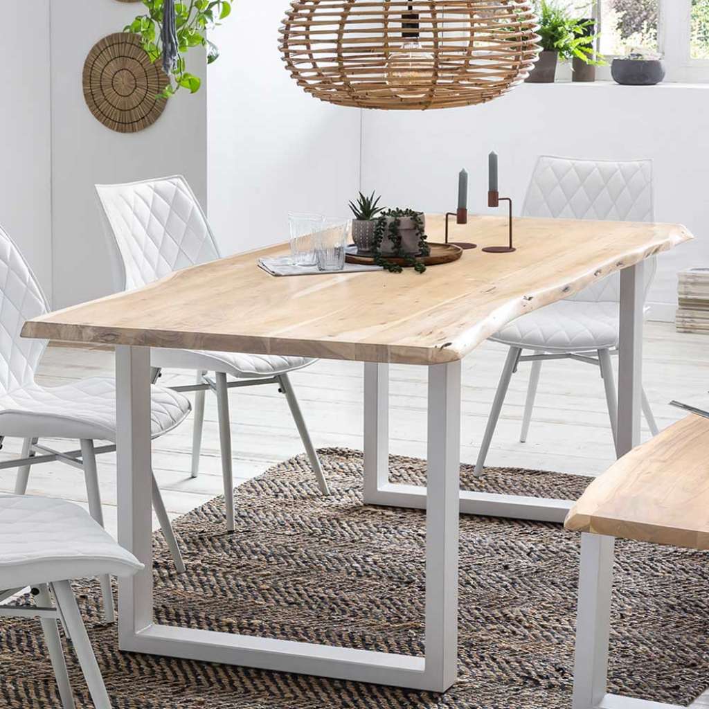 Baumkanten Tisch aus Akazie White Wash massiv Bügelgestell in Weiß