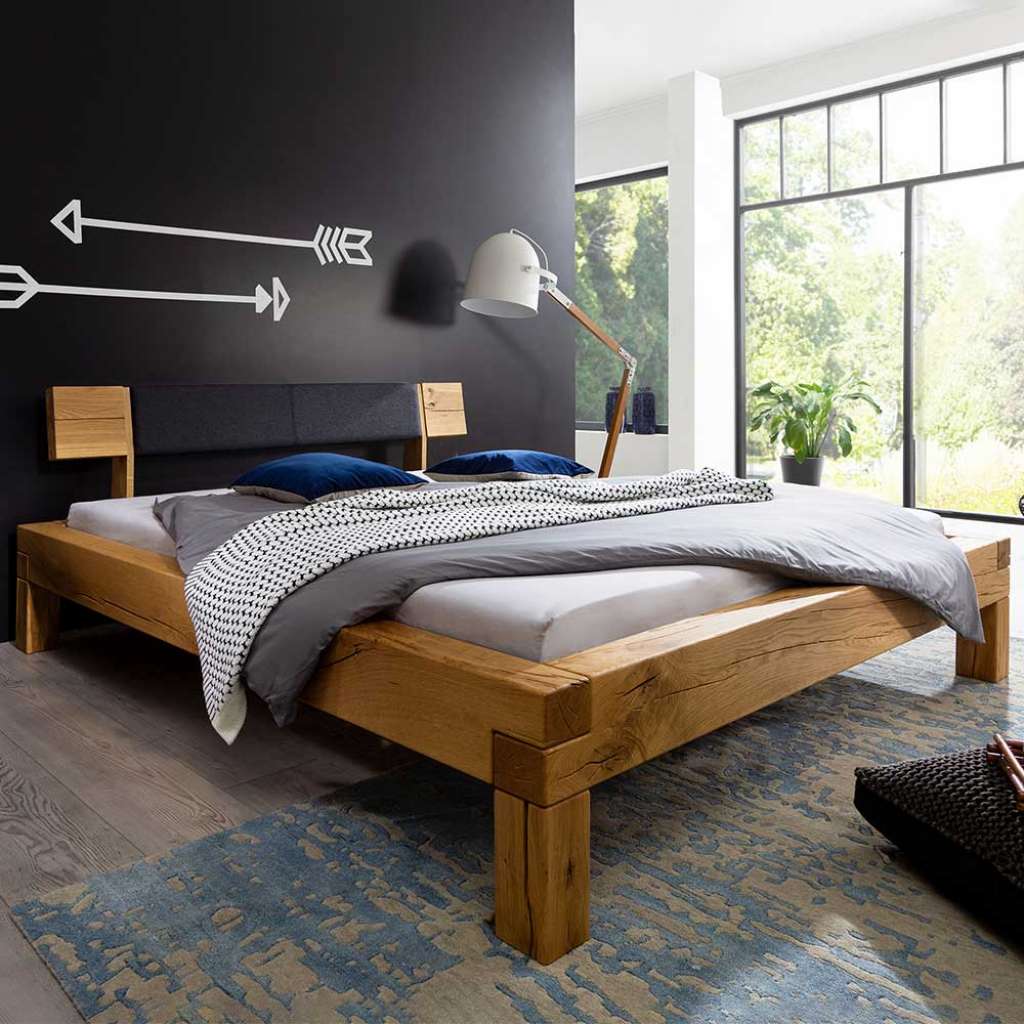 Balkenholzbett aus Wildeiche Massivholz gepolstertem Kopfteil