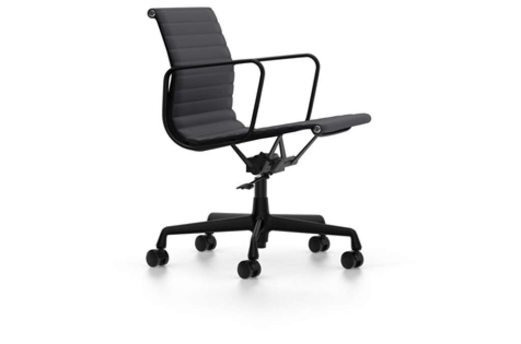 Vitra - Aluminium Chair EA 117, Untergestell verchromt, weiche Rollen für harte Böden - Hopsak - 66 nero - indoor
