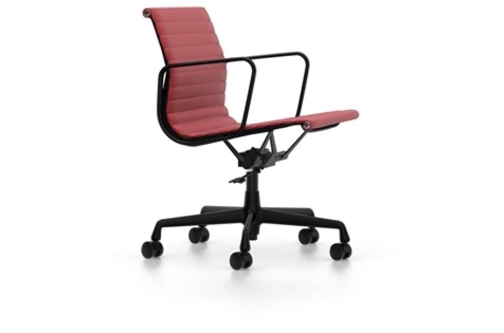 Vitra - Aluminium Chair EA 117, Untergestell verchromt, weiche Rollen für harte Böden - Leder - 70 rot - indoor