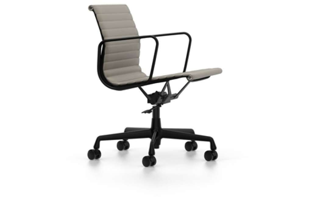 Vitra - Aluminium Chair EA 117, Untergestell verchromt, weiche Rollen für harte Böden - Leder - 71 sand - indoor