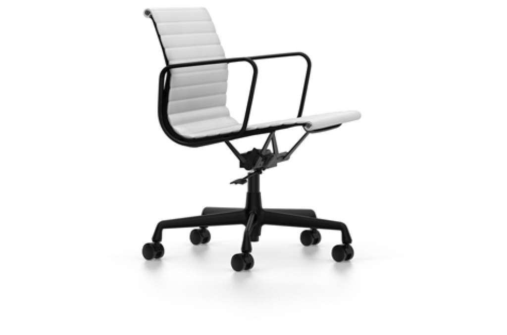 Vitra - Aluminium Chair EA 117, Untergestell verchromt, weiche Rollen für harte Böden - Leder - 72 snow - indoor
