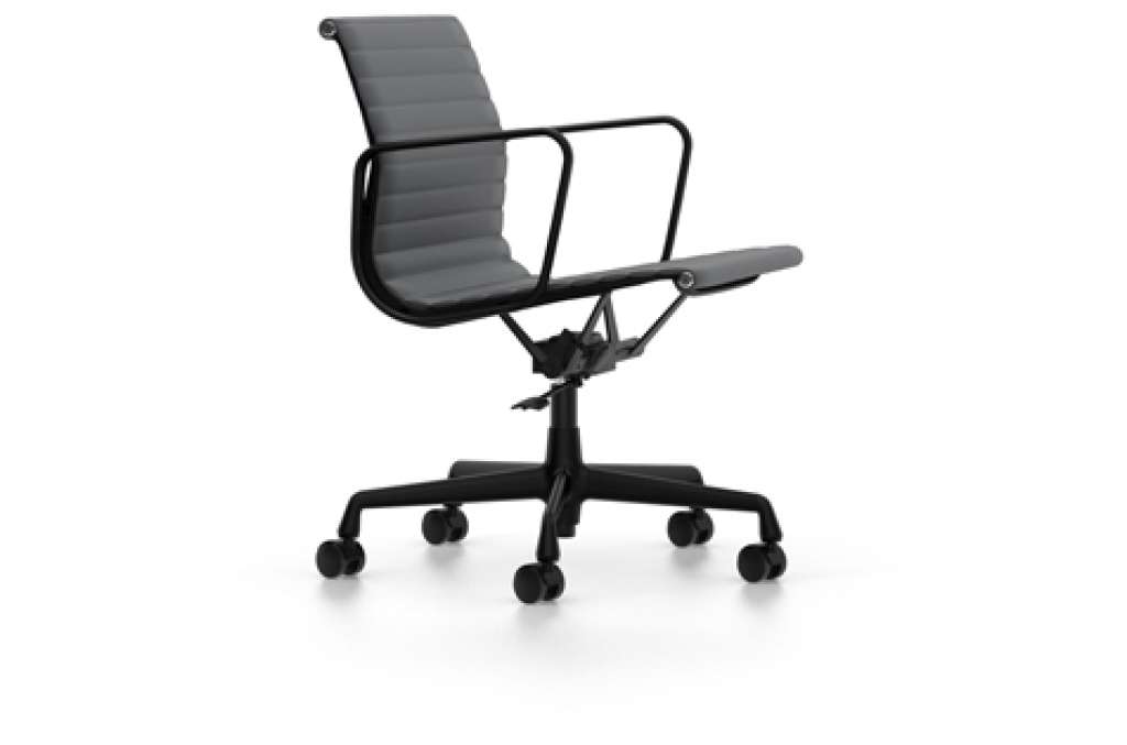 Vitra - Aluminium Chair EA 117, Untergestell verchromt, harte Rollen für Teppichboden - Leder - 67 asphalt - indoor