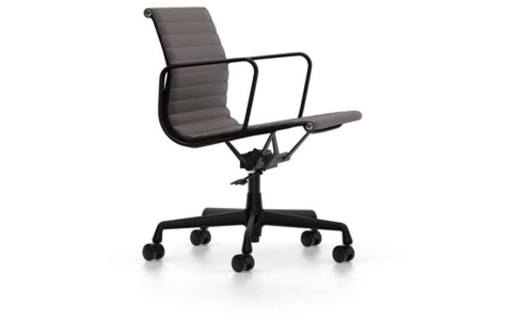 Vitra - Aluminium Chair EA 117, Untergestell verchromt, harte Rollen für Teppichboden - Leder - 68 chocolat - indoor