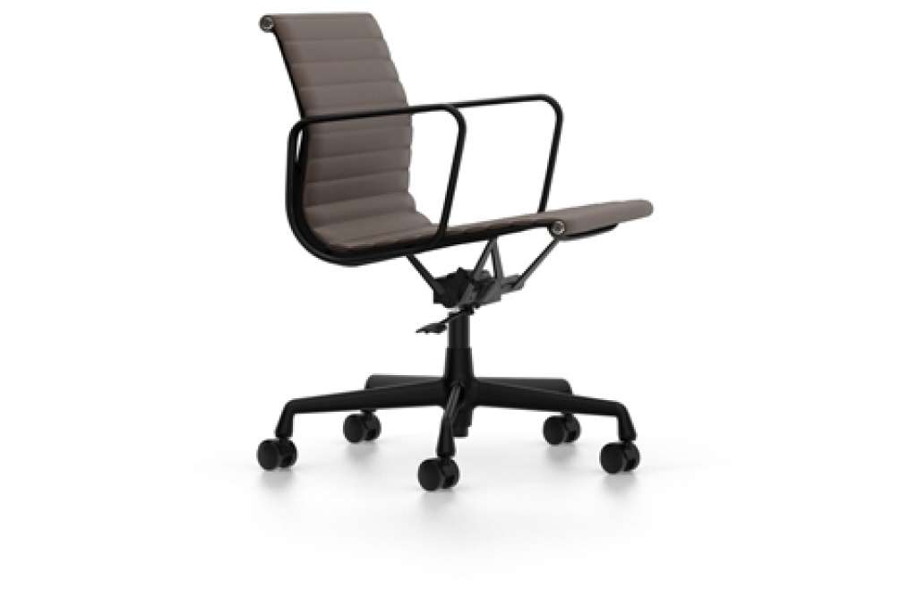 Vitra - Aluminium Chair EA 117, Untergestell verchromt, harte Rollen für Teppichboden - Leder - 69 kastanie - indoor