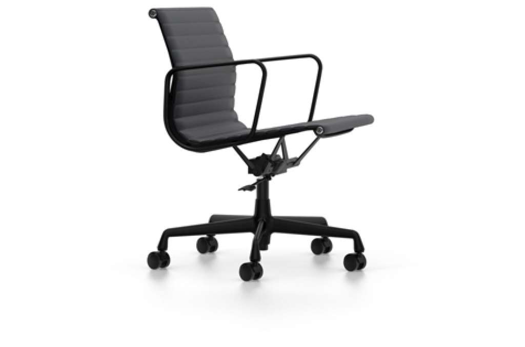 Vitra - Aluminium Chair EA 117, Untergestell verchromt, harte Rollen für Teppichboden - Leder - 66 nero - indoor