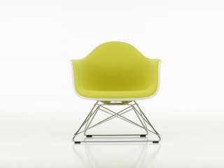 Vitra - Eames Plastic Armchair LAR mit Vollpolster - Gleiter basic dark (teppichboden)05 - Untergestell: basic dark30 - Vollpolster: Hopsa79Warmgrey/Elfenbein - sunlight - indoor