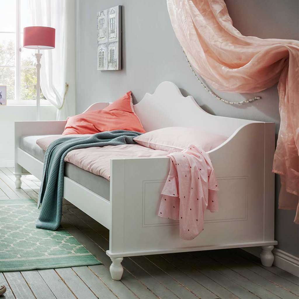 Kojenbett in Weiß geschwungenem Kopfteil