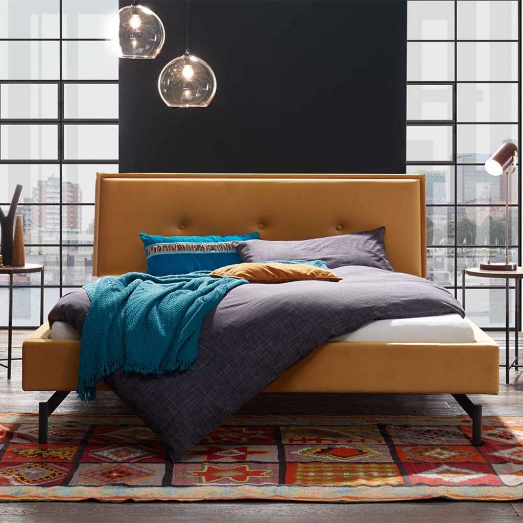 Niedriges Bett in Ocker Samt modern