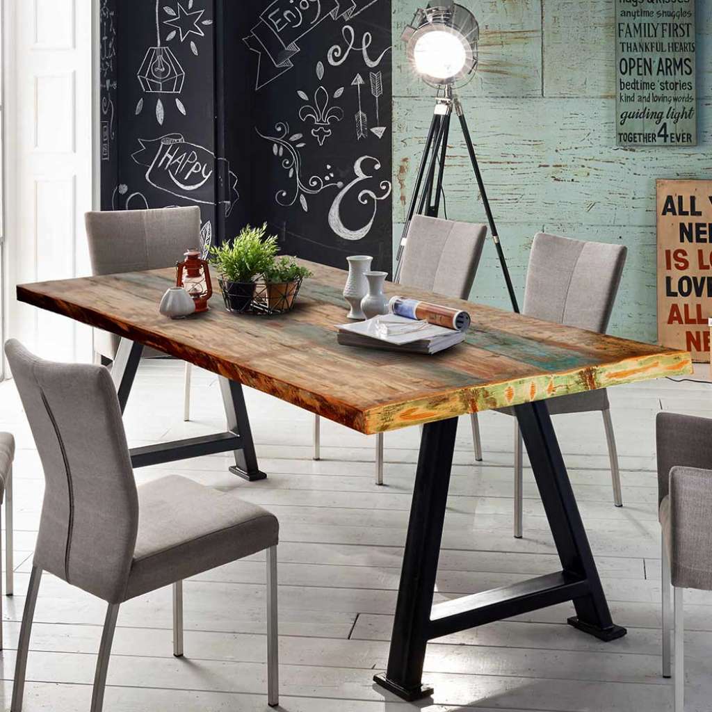 Esstisch aus Recyclingholz und Metal Bunt