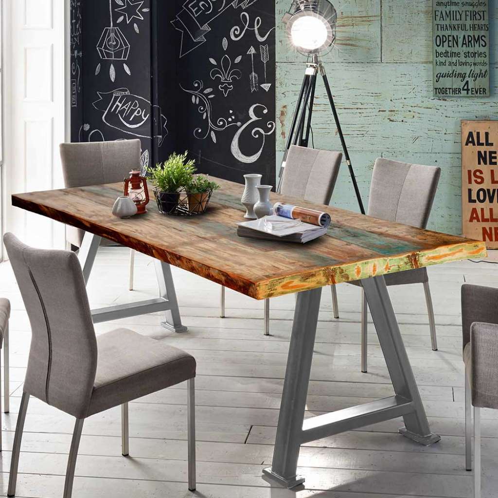Bunter Küchentisch im Loft Style Recyclingholz und Metall