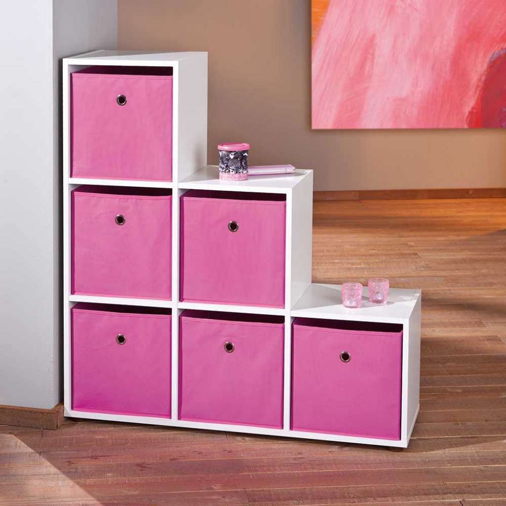 Treppenregal in Weiß pinken Stoffboxen