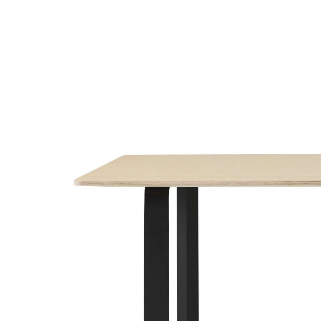 Muuto - 70/70 Tisch L - Platte Eiche, Gestell schwarz - indoor