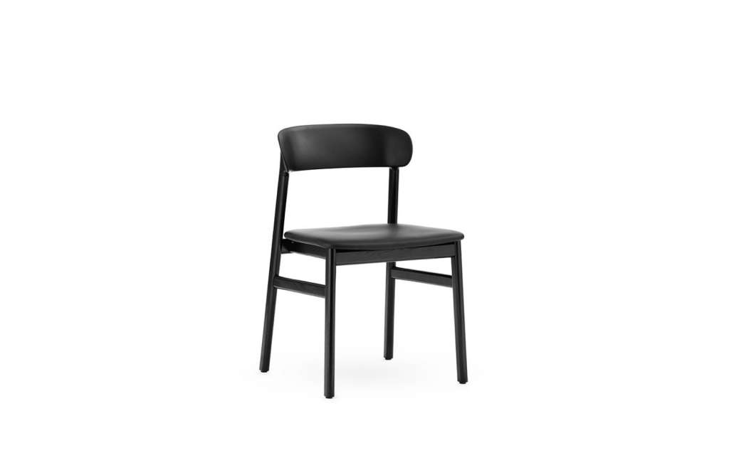 Normann Copenhagen - Herit Stuhl - Gestell schwarze Eiche - Spectrum Leather Black - indoor