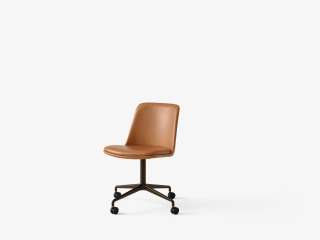andTRADITION - HW 24 Stuhl - Cognac Silk Leather - bronzed - indoor