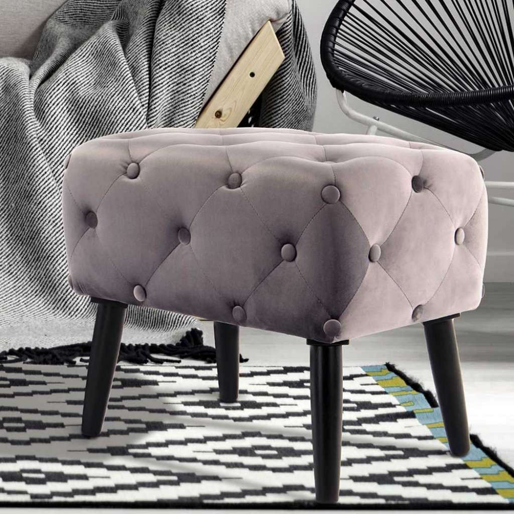 Polsterhocker in Grau Samt Knöpfen verziert