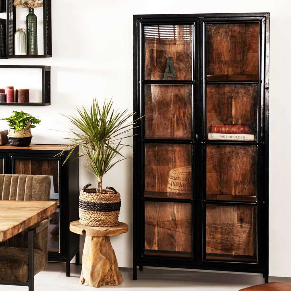 Standvitrine aus Akazie Massivholz und Eisen 90 cm breit