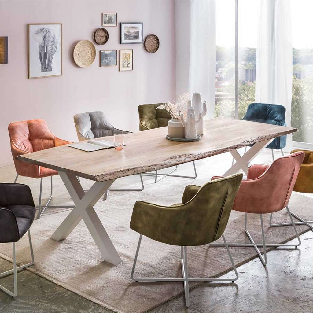 Baumkanten Tisch in Akazie White Wash massiv X-Fußgestell aus Metall