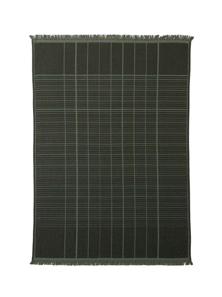 andTRADITION - Untitled Throw AP10 Kuscheldecke - Dark Green - indoor