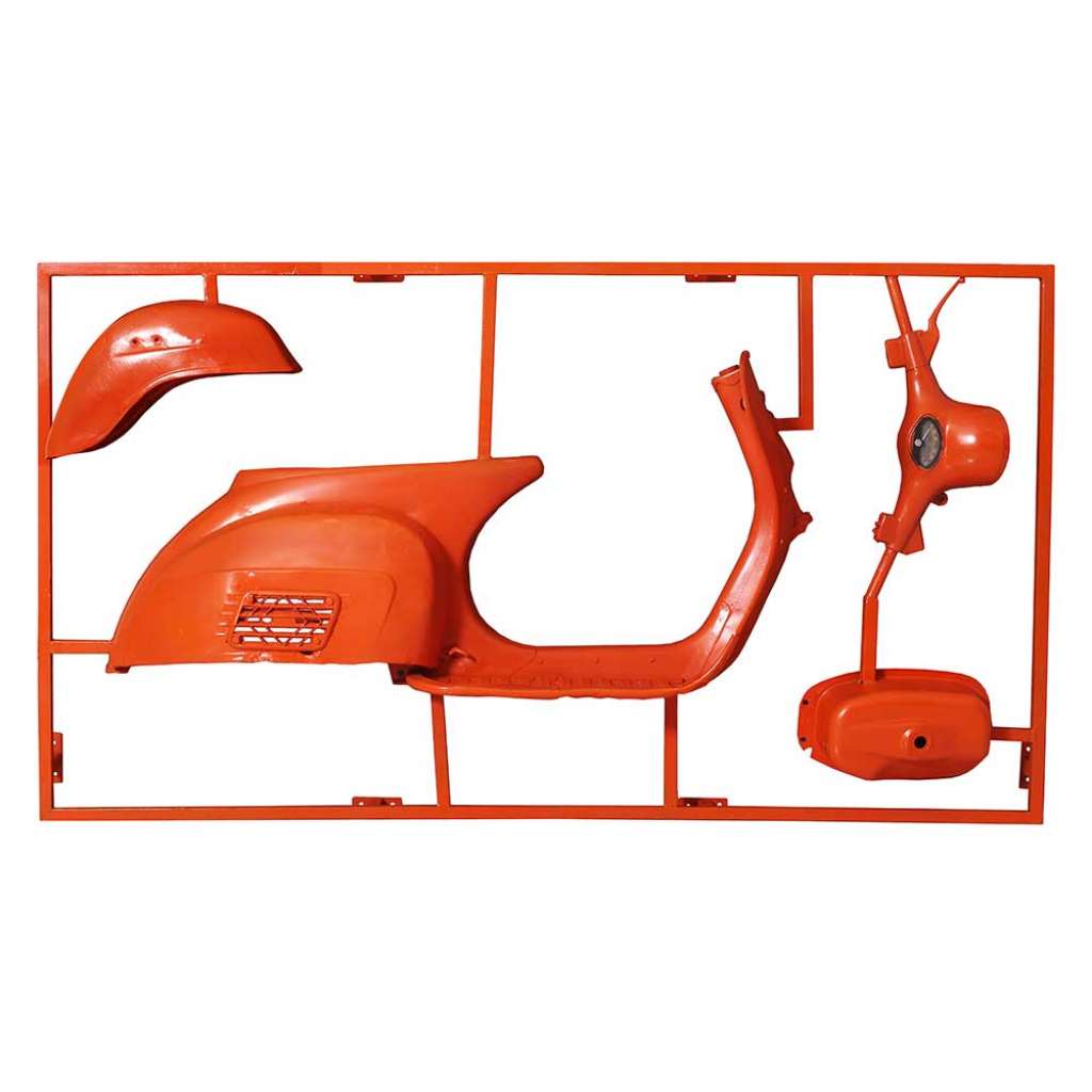 Wanddekoration in Orange Metall