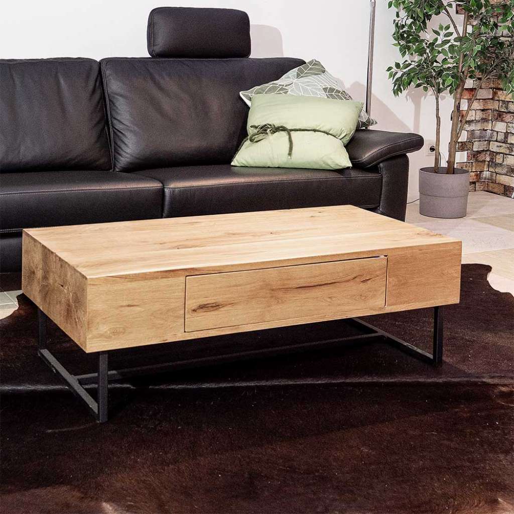 Couchtisch aus Wildeiche Massivholz und Stahl 110 cm breit
