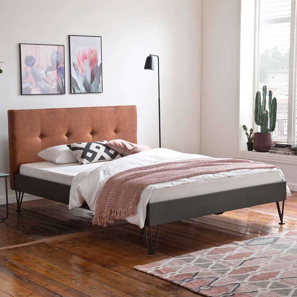Niedriges Bett in Dunkelgrau und Cognac Braun Stoffkopfteil