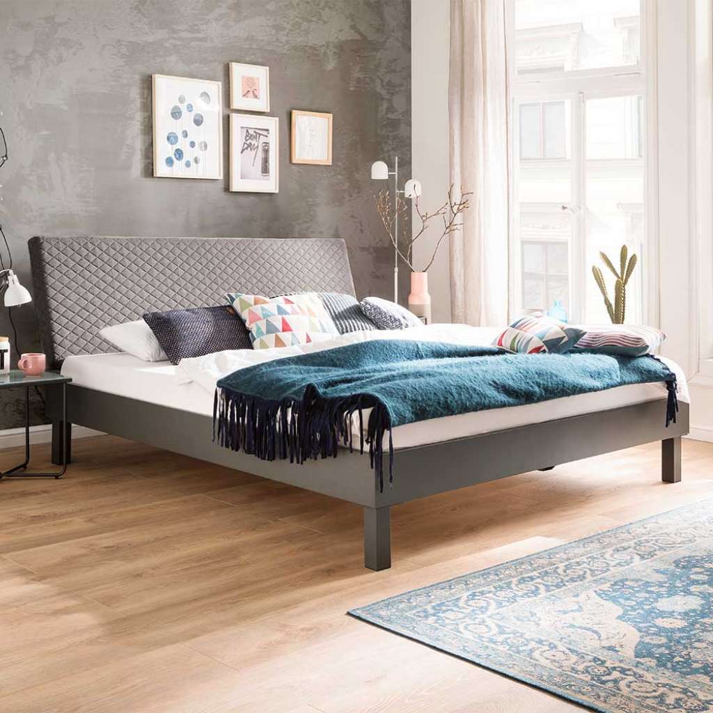 Bett aus Metall in Grau gestepptem Kopfteil