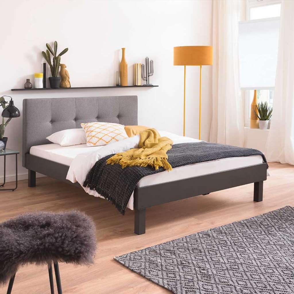 Metallbett in Grau gepolstertem Kopfteil