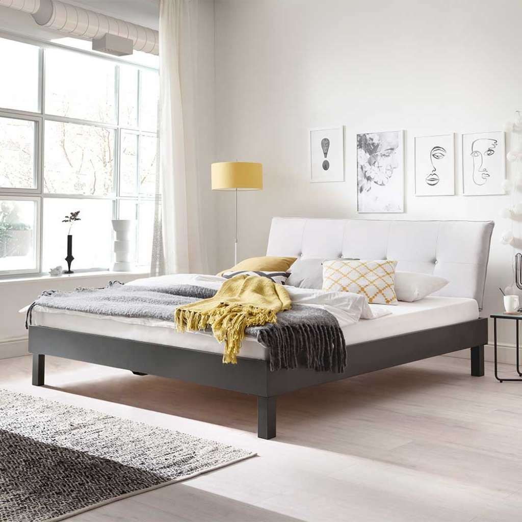 Metallbett in Dunkelgrau gepolstertem Kopfteil in Beige
