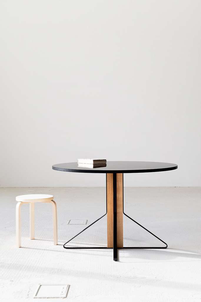 Artek - Kaari runder Tisch klein - HPL hochglanz schwarz - Gestell Naturholz mit Schutzlack - indoor