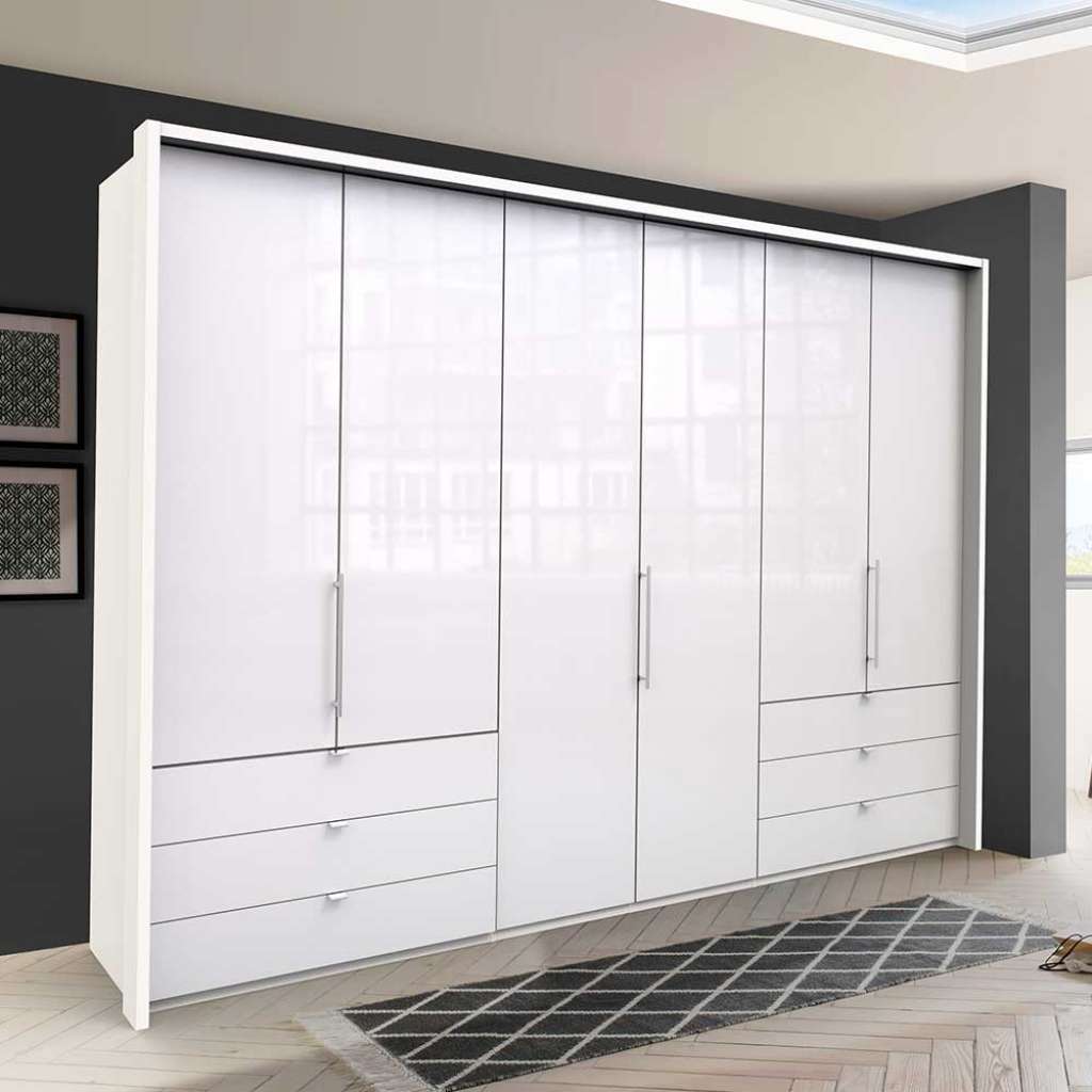 Weißer Falttürenschrank mit viel Stauraum glasbeschichtet