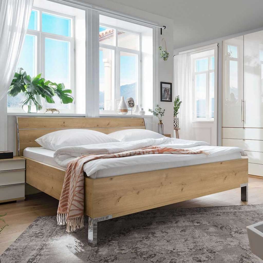 Großes Bett in Eiche Bianco und Chromfarben mit Kopfteil