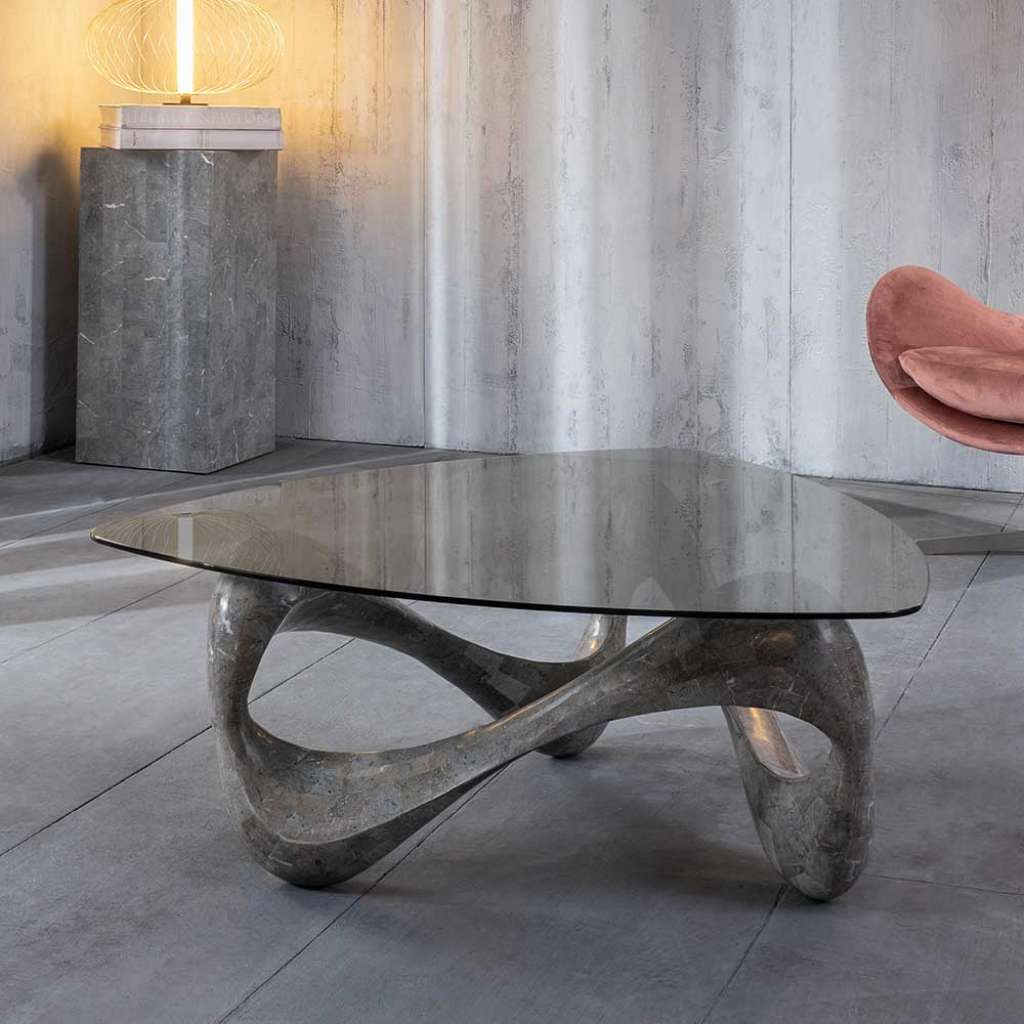 Designercouchtisch mit Glasplatte in Wankelform Dreifußgestell aus Stein