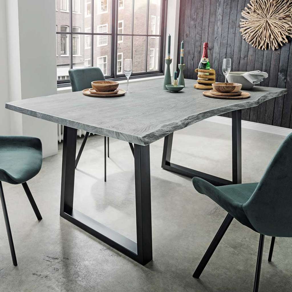 Essenstisch in Holz Grey Wash und Schwarz Massivholzplatte mit Baumkante