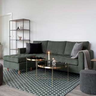 Dunkelgrünes L Sofa aus Cordstoff und Massivholz drei Sitzplätze