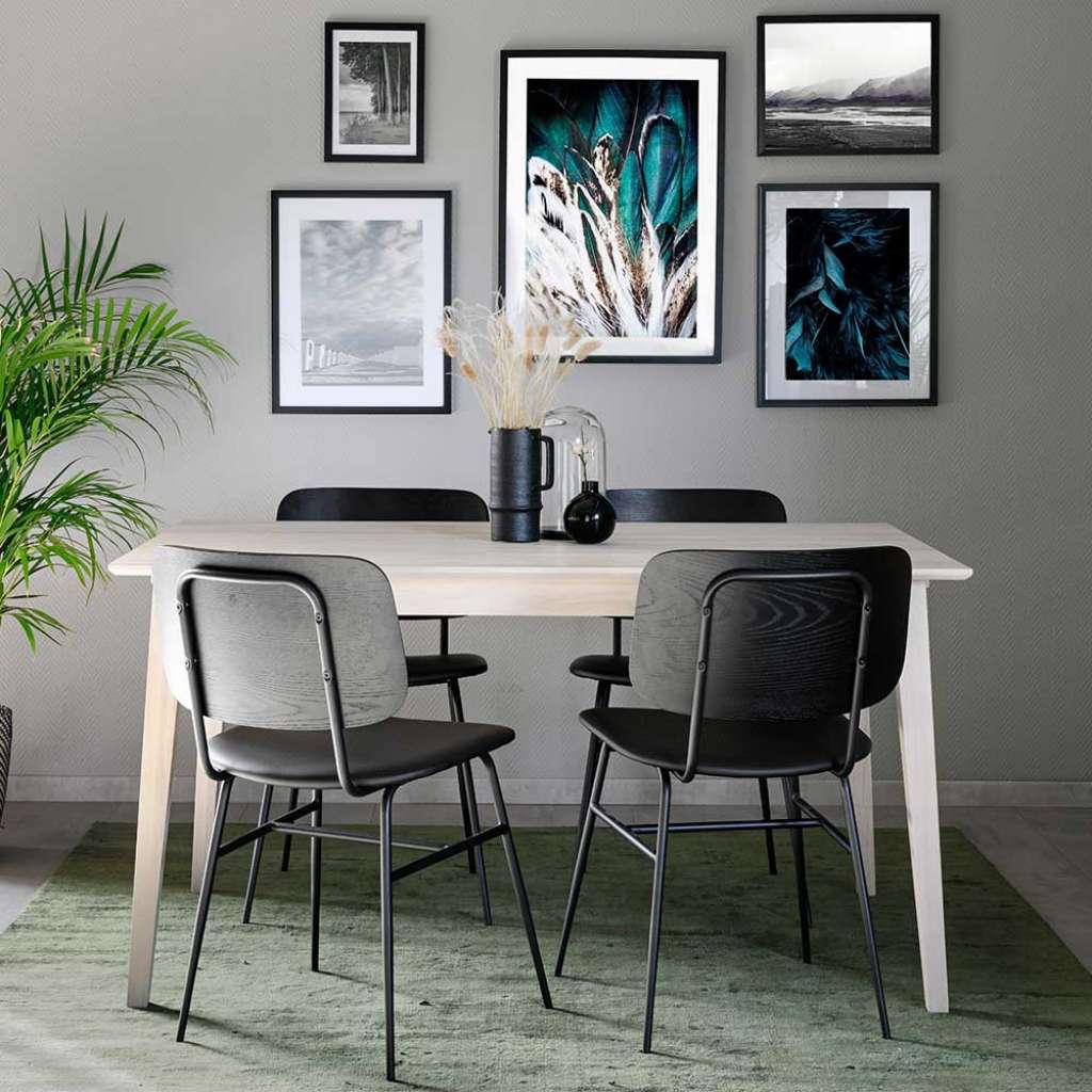 Essgruppe in Holz White Wash und Schwarz vier Stühle (fünfteilig)