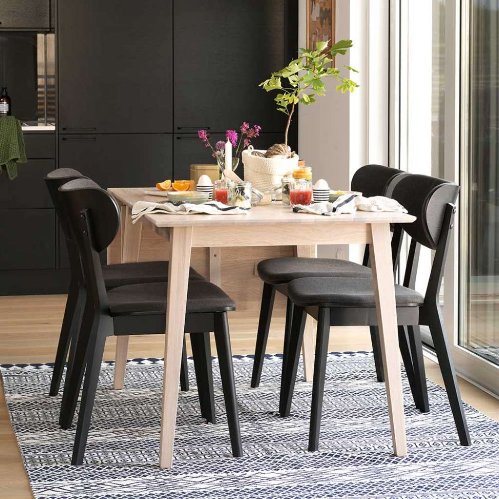 Sitzgruppe in Eiche White Wash und Dunkelgrau Tisch verlängerbar (fünfteilig)
