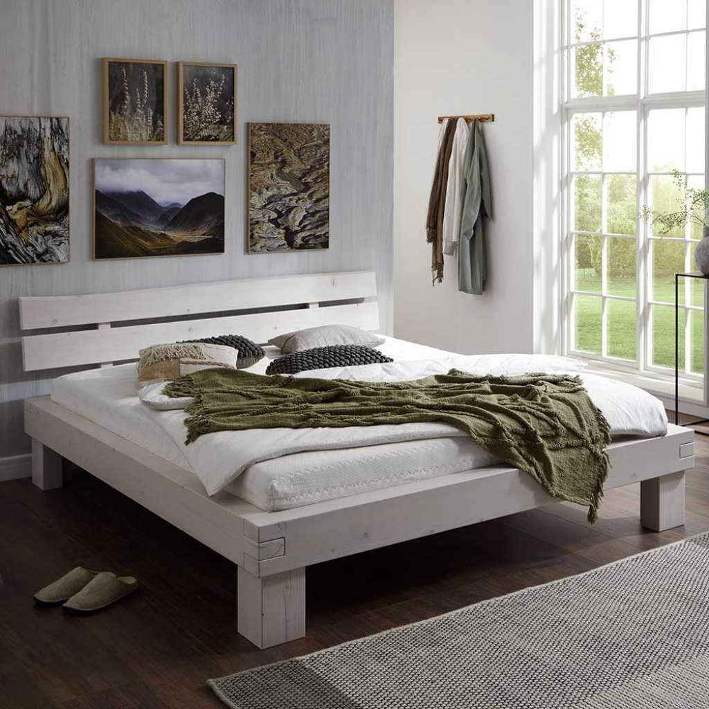 Balkenbett massiv aus Fichtenholz White Wash Oberflläche